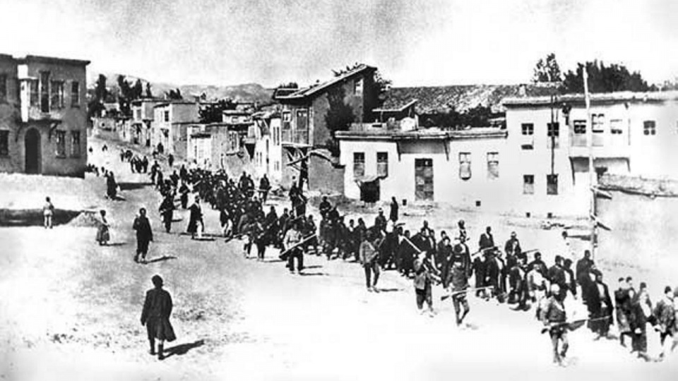 Ormiańscy cywile eskortowani przez tureckich żołnierzy maszerujący do więzienia w dzisiejszym Elazığ (1915). źródło: https://pl.wikipedia.org/wiki/Ludob%C3%B3jstwo_Ormian#/media/Plik:Marcharmenians.jpg