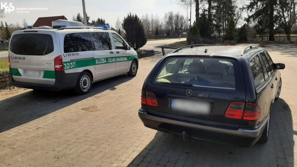 Kierowca miał we krwi ponad 2 promile alkoholu. Na miejscu interweniowała policja. źródło: KAS