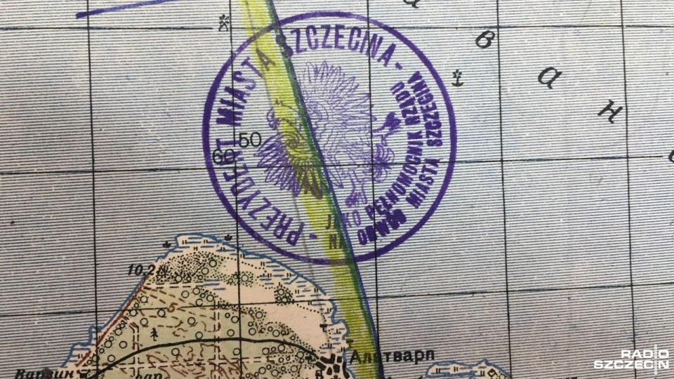 Mapa jest w języku rosyjskim, granicę zaznaczono na żółto, którą ostemplowano okrągłymi pieczęciami.Fot. Tomasz Duklanowski [Radio Szczecin]