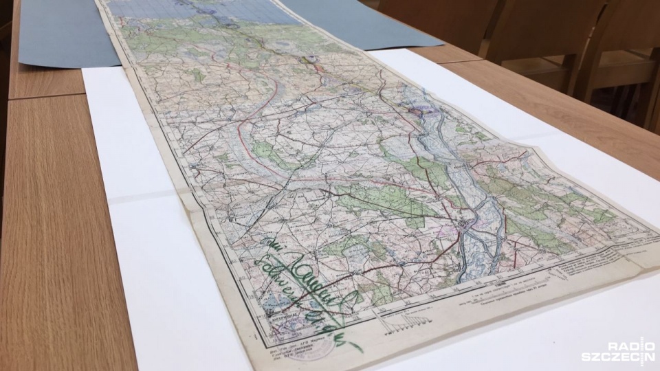 Mapa jest w języku rosyjskim, granicę zaznaczono na żółto, którą ostemplowano okrągłymi pieczęciami. Fot. Tomasz Duklanowski [Radio Szczecin]