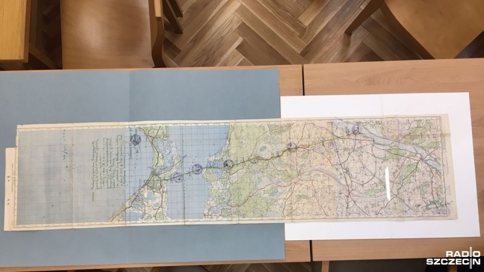 Mapa jest w języku rosyjskim, granicę zaznaczono na żółto, którą ostemplowano okrągłymi pieczęciami. Fot. Tomasz Duklanowski [Radio Szczecin]