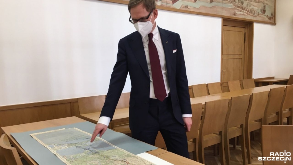 Mapa jest w języku rosyjskim, granicę zaznaczono na żółto, którą ostemplowano okrągłymi pieczęciami. Fot. Tomasz Duklanowski [Radio Szczecin]