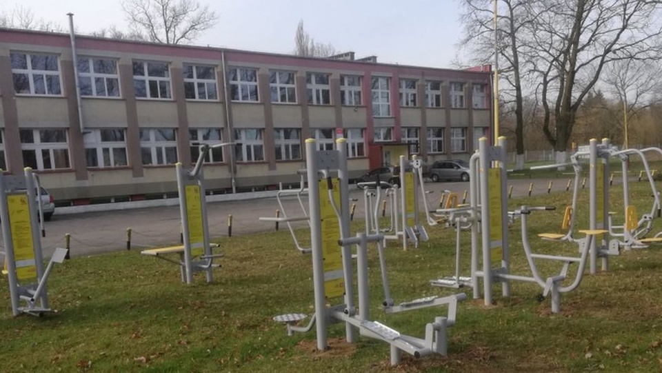 źródło: https://powiatstargardzki.pl/aktualnosci/pokaz/1486_utrzymaja_kondycje_dzieki_plenerowej_silowni_przed_budynkiem_zespolu_szkol_nr_5.