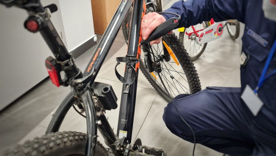 źródło: https://slawno.pl/wiadomosci/25909/pierwsze-wiosenne-znakowanie-rowerow-w-slawienskiej-komendzie.