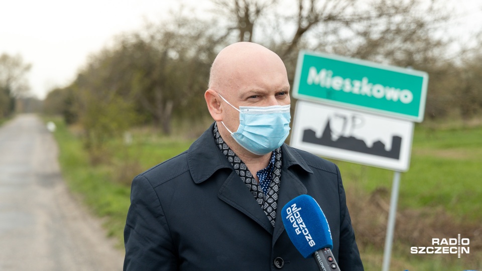 Pieniądze te pozwolą na remont jednej z bardziej zaniedbanych dróg gminnych - przyznaje burmistrz Maszewa, Paweł Piesio. Fot. Robert Stachnik [Radio Szczecin]