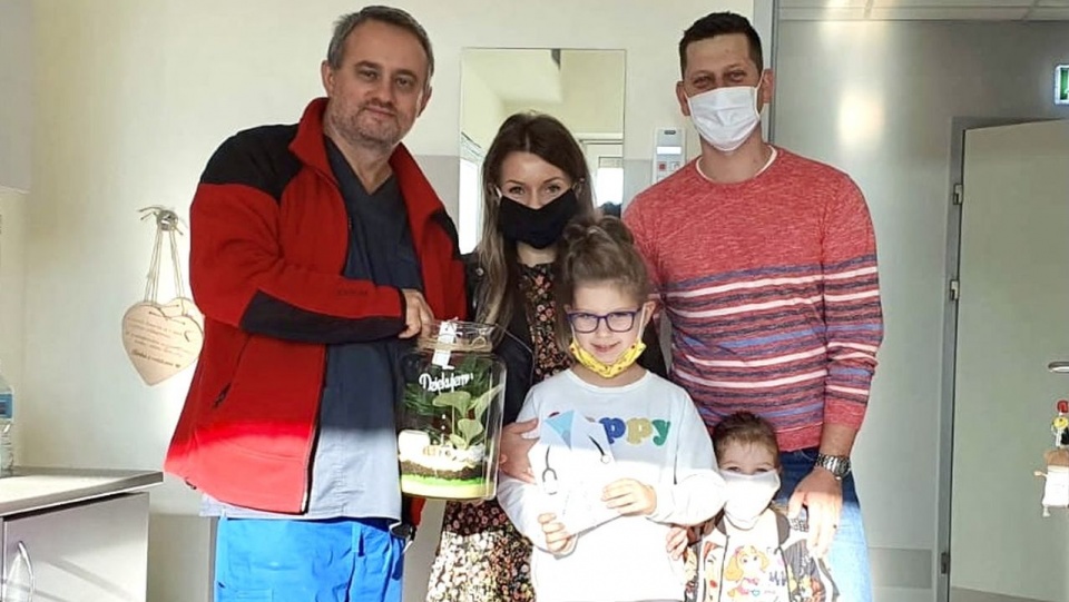 Julia z siostrą rodzicami i dr Markiem Lickendorfem. fot. Zakład Opieki Zdrowotnej „ZDROJE”.