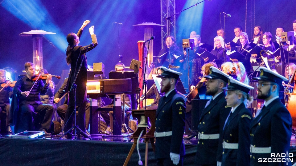 Na scenie ustawionej u stóp Kaplicy Głównej wystąpili artyści Opery na Zamku, a zabrzmiało między innymi "Requiem" Charlesa Gounoda. Fot. Robert Stachnik [Radio Szczecin]