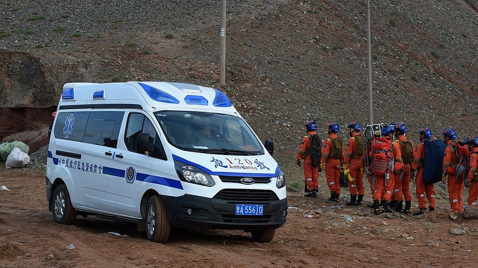 Jak pisze Agencja Xinhua, w poszukiwaniach uczestniczyło ponad 1200 osób. źródło: https://www.facebook.com/XinhuaNewsAgency/