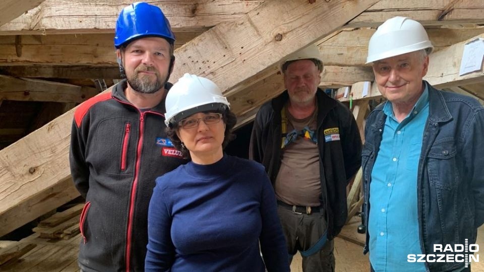 Od lewej: Wojciech Cichecki (wykonawca prac konserwacyjnych), Krystyna Drozd (autorka projektu renowacji katedry), członek ekipy budowlanej, Krzysztof Kapczyński (wykonawca prac konserwacyjnych). Fot. [Radio Szczecin]