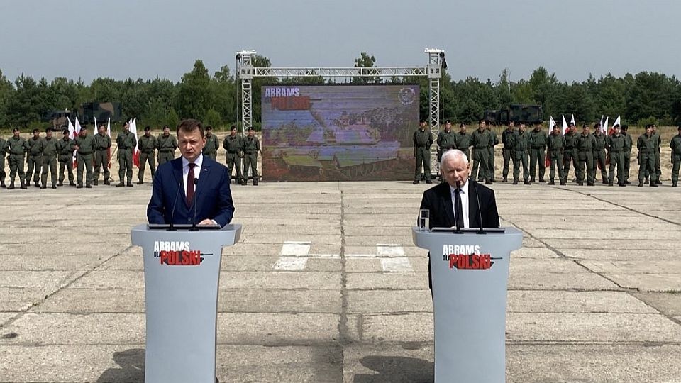 Prezes PiS, wicepremier Jarosław Kaczyński na konferencji w podwarszawskiej Wesołej zapowiedział, że pierwsze dostawy nowych czołgów będą najprawdopodobniej w przyszłym roku. Fot. twitter.com/MON_GOV_PL