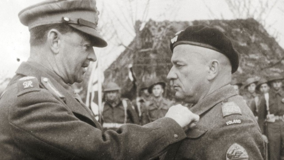 Gen. Harold Alexander dekoruje gen. Bronisława Rakowskiego po bitwie o Ankonę. źródło: wikipedia.