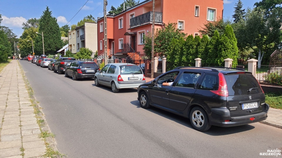 Sznur aut na osiedlowych uliczkach w Podjuchach. Fot. Wawrzyniec Szwaja
