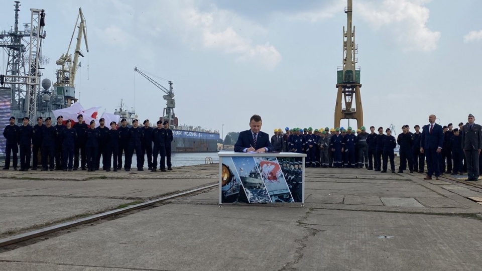 Minister obrony narodowej Mariusz Błaszczak podczas uroczystości w Stoczni Wojennej w Gdyni podpisał umowę na trzy nowe okręty dla Marynarki Wojennej. Fot. twitter.com/MON_GOV_PL