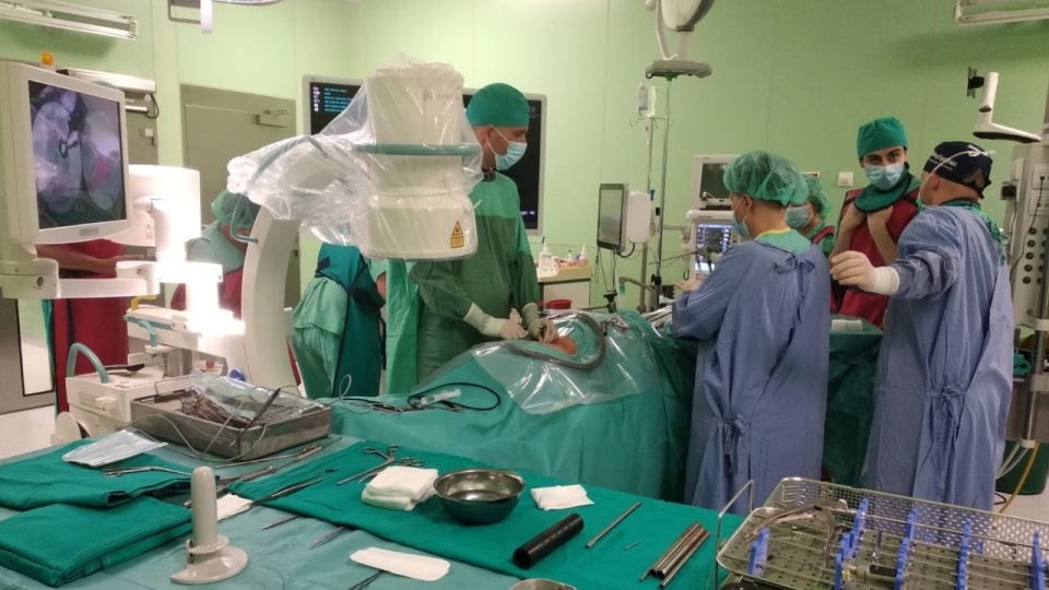źródło: http://www.medicam.pl/index.php/pl/3974-pierwsza-w-wojewodztwie-endoskopowa-operacja-przepukliny-kregoslupa-ledzwiowego.