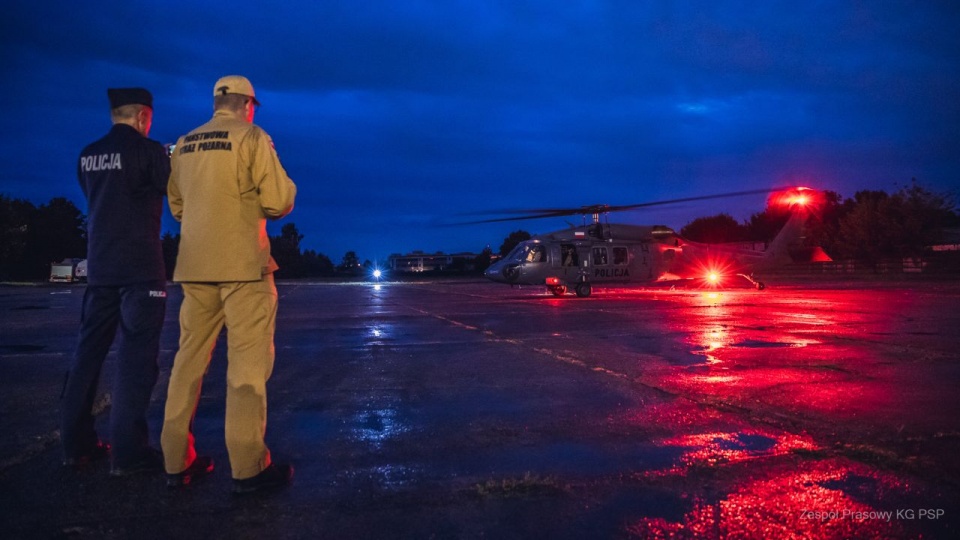 Do działań zostali skierowani strażacy i policyjny Black Hawk wraz załogą. Łącznie w misji bierze udział 14 osób. https://twitter.com/KGPSP