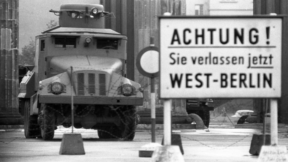 Na przejściu granicznym, po zaaranżowaniu "odprawy" Czesławowi K., pozwolono przejść w stronę Berlina Zachodniego. źródło: https://pl.wikipedia.org/wiki/Berlin_Zachodni