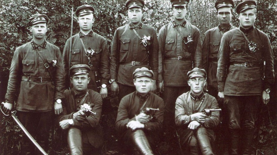 Oddział operacyjny NKWD wykonujący egzekucje w okolicach Dołbysza na sowieckiej Ukrainie. źródło: https://operacja-polska.pl/