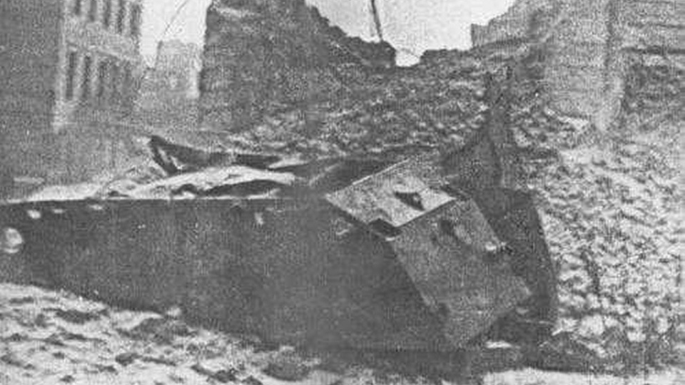 Wrak pojazdu miny na ulicy Kilińskiego, 13 sierpnia 1944. źródło: wikipedia.org.