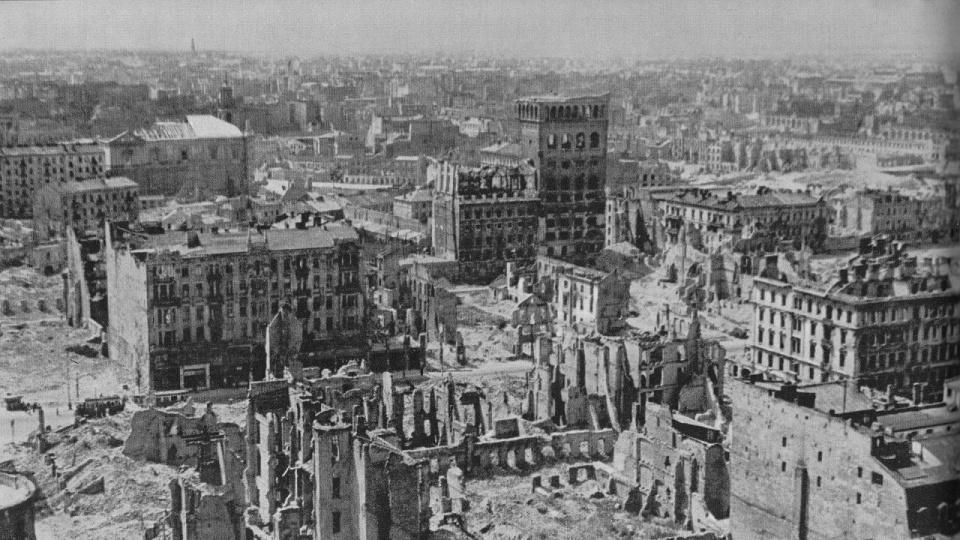Zniszczone budynki PAST-y. 1945 rok. https://pl.wikipedia.org/wiki/PAST