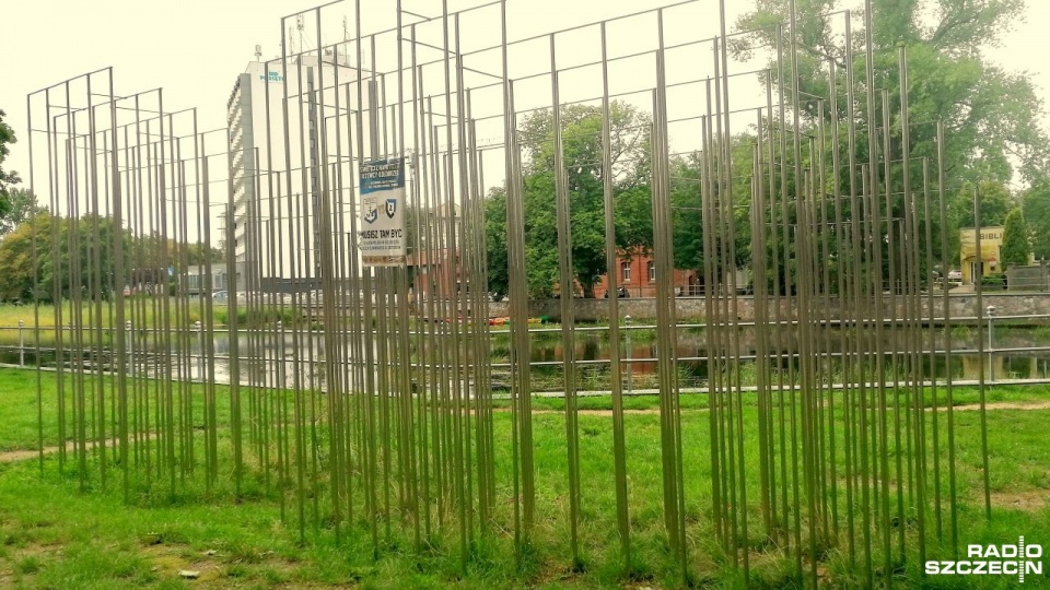 Miasto oczekuje demontażu "Ławicy" i zwrotu 80 tys. złotych, jakie zapłaciło za jej wykonanie. Fot. Przemysław Polanin [Radio Szczecin]