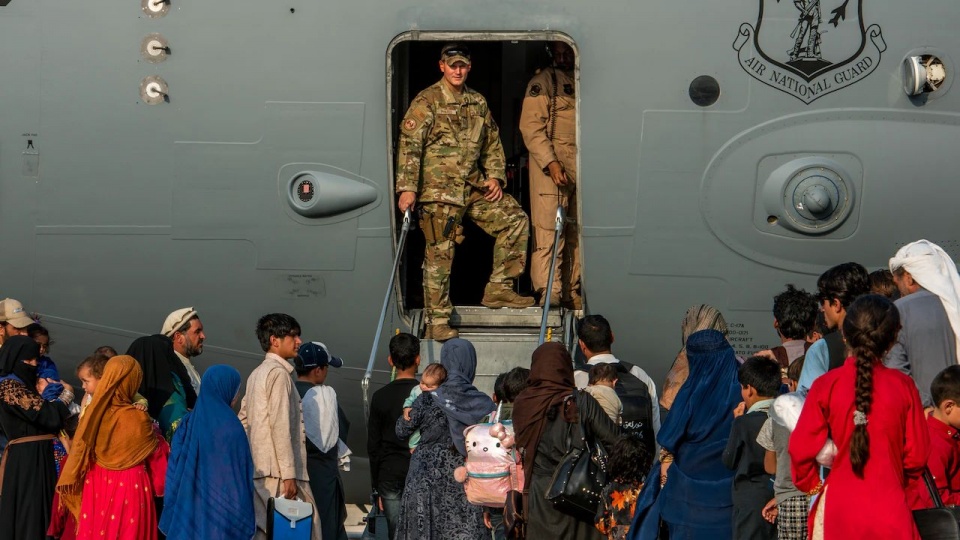 Co 40 minut z lotniska w Kabulu startuje samolot pełen Amerykanów i Afgańczyków, którzy pomagali siłom koalicyjnym w tym kraju, a po przejęciu władzy przez talibów chcą opuścić Afganistan. źródło: https://www.defense.gov - Photo By: Air Force Airman 1st Class Kylie Barrow