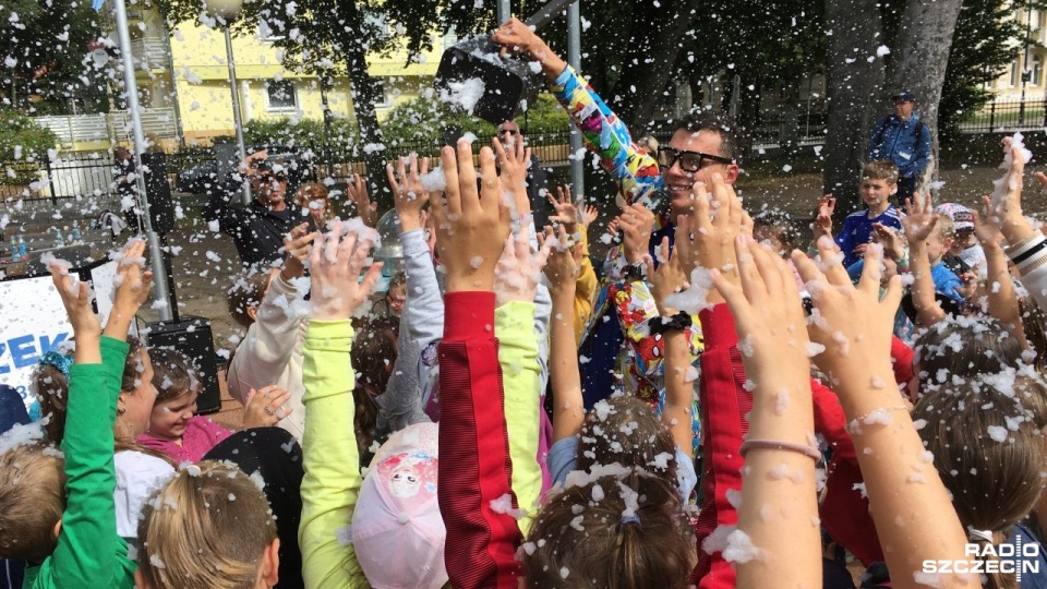 Zabawy podwórkowe odbywały się na boisku szkolnym przy ul. Narutowicza w Świnoujściu. Fot. Joanna Maraszek [Radio Szczecin]