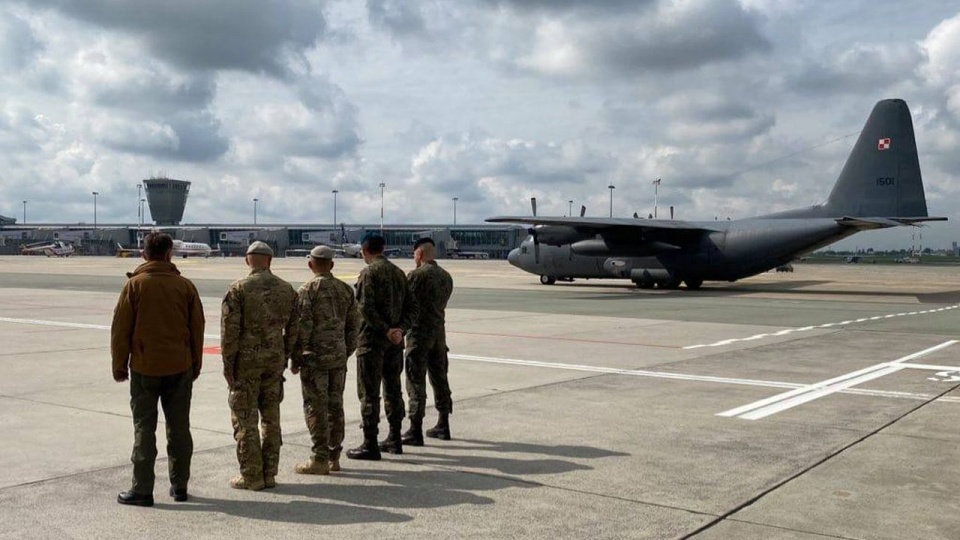 Na lotnisku w Warszawie z żołnierzami spotkał się m.in. minister obrony narodowej, Mariusz Błaszczak. źródło: https://www.facebook.com/MinisterstwoObrony