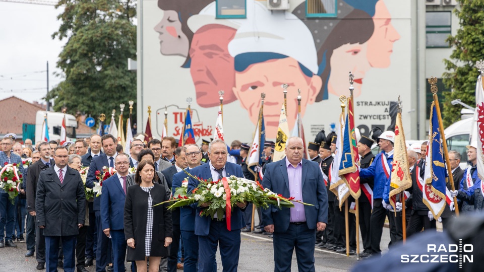 W poniedziałek przed tablicami upamiętniającymi ofiary Grudnia 1970 roku przy głównej bramie Stoczni Szczecińskiej odmówiono modlitwę oraz złożono kwiaty. Fot. Robert Stachnik [Radio Szczecin]