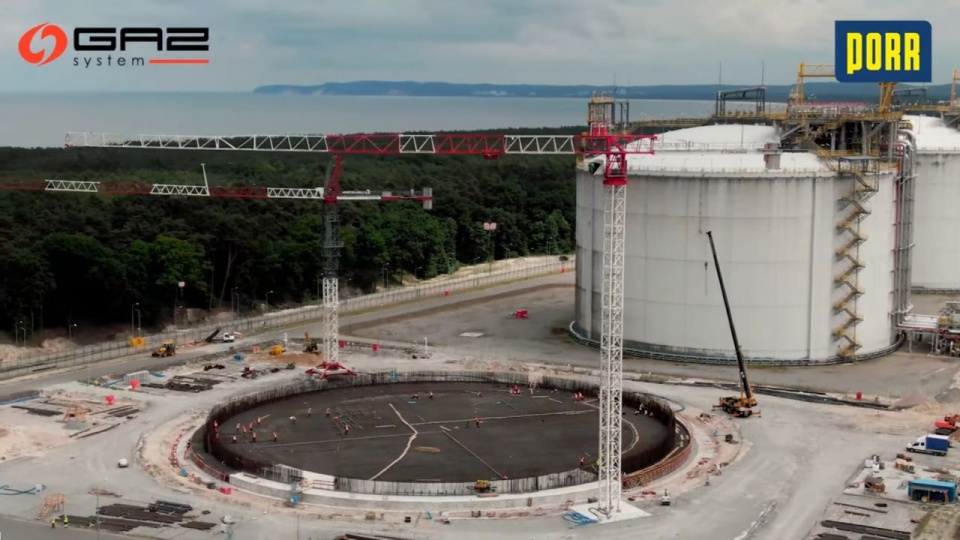 Do budowy fundamentów nowego zbiornika zużyto 5 tysięcy metrów sześciennych betonu. źródło: https://www.youtube.com/watch?v=GgM7uhZ0tWY