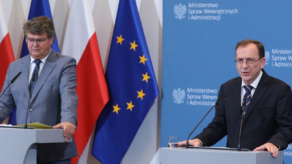 Mariusz Kamiński wyjaśniał, że celem wprowadzenia stanu wyjątkowego przy granicy z Białorusią jest swoboda działania naszego wojska, policji i Straży Granicznej w "bardzo trudnych warunkach i napiętej atmosferze międzynarodowej". źródło: https://www.gov.pl/