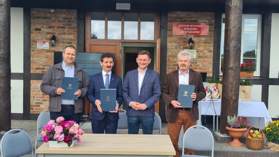 Podpisanie umowy - Gmina Sławno. źródło: http://www.wzp.pl/biuro-prasowe/biuro-prasowe/aktualnosci/na-pomorzu-zachodnim-stana-kolejne-swietlice