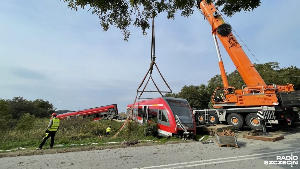 Wraki dwóch wagonów obok torowiska zalegają od końca lipca. Doszło wtedy do wypadku na przejeździe kolejowym; ciężarówka uderzyła w skład z Berlina do Szczecina. Fot. Robert Stachnik [Radio Szczecin]