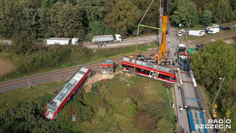 Wraki dwóch wagonów obok torowiska zalegają od końca lipca. Doszło wtedy do wypadku na przejeździe kolejowym; ciężarówka uderzyła w skład z Berlina do Szczecina. Fot. Robert Stachnik [Radio Szczecin]