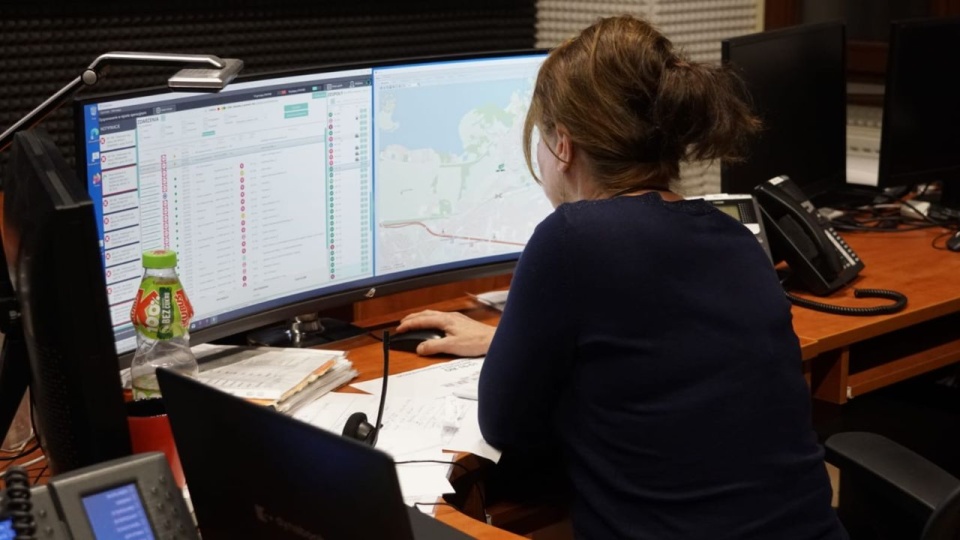 W dyspozytorni medycznej w ZUW w Szczecinie znajduje się 10 stanowisk - na sześciu przyjmowane są zgłoszenia, dwa służą do wysyłania zespołów.