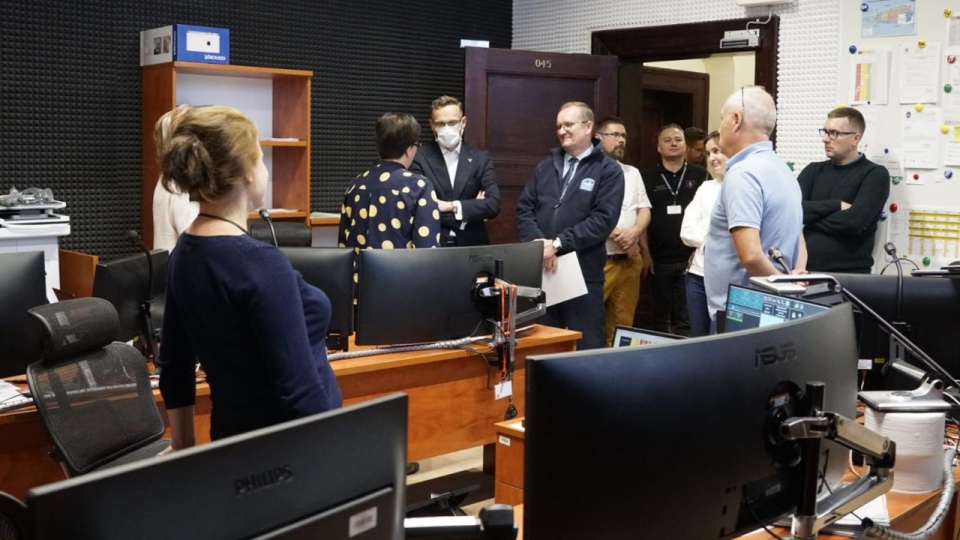 W dyspozytorni medycznej w ZUW w Szczecinie znajduje się 10 stanowisk - na sześciu przyjmowane są zgłoszenia, dwa służą do wysyłania zespołów.