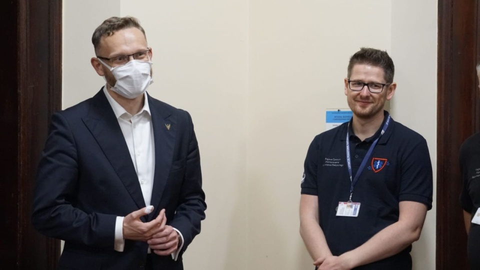 W dyspozytorni medycznej w ZUW w Szczecinie znajduje się 10 stanowisk - na sześciu przyjmowane są zgłoszenia, dwa służą do wysyłania zespołów.