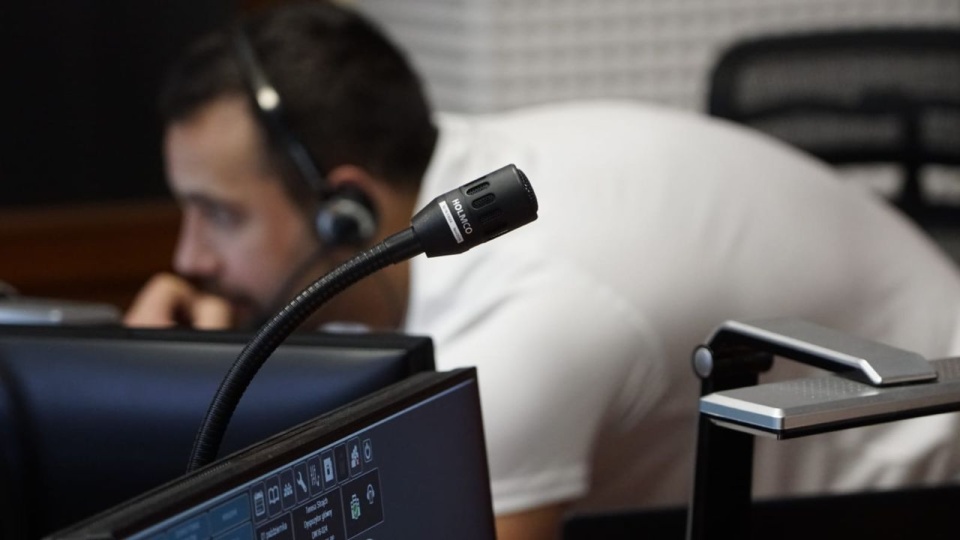 W dyspozytorni medycznej w ZUW w Szczecinie znajduje się 10 stanowisk - na sześciu przyjmowane są zgłoszenia, dwa służą do wysyłania zespołów.