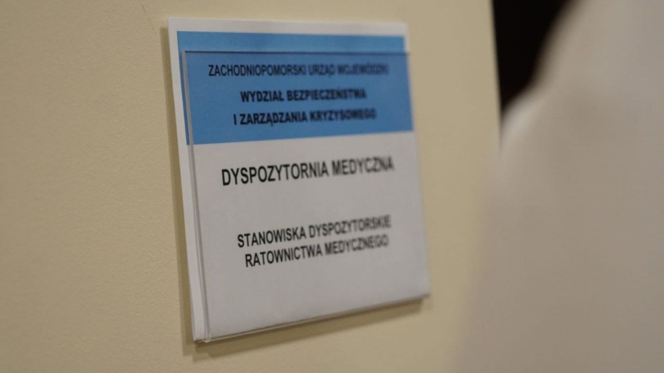 W dyspozytorni medycznej w ZUW w Szczecinie znajduje się 10 stanowisk - na sześciu przyjmowane są zgłoszenia, dwa służą do wysyłania zespołów.