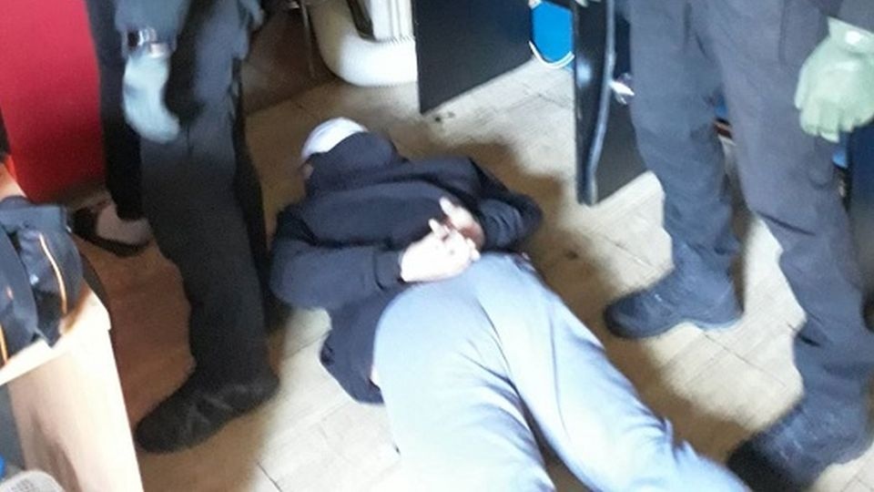 W lokalu zatrzymano trzy osoby: dwóch graczy i organizatora, obywatela Ukrainy. źródło: Izba Administracji Skarbowej w Szczecinie.