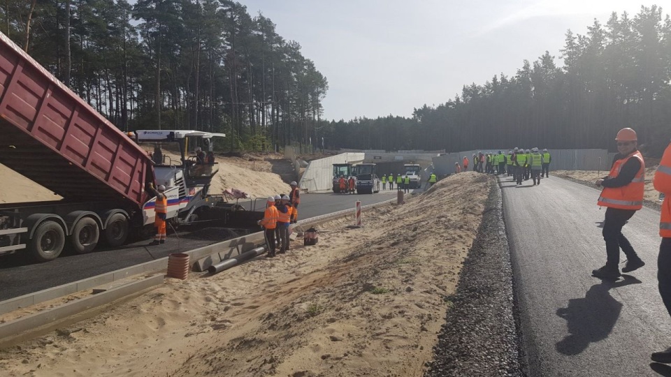Warstwę podbudowy asfaltu możemy już zobaczyć przy wjeździe do tunelu i placu manewrowym dla służb ratunkowych. źródło: https://twitter.com/GDDKiA_Szczecin