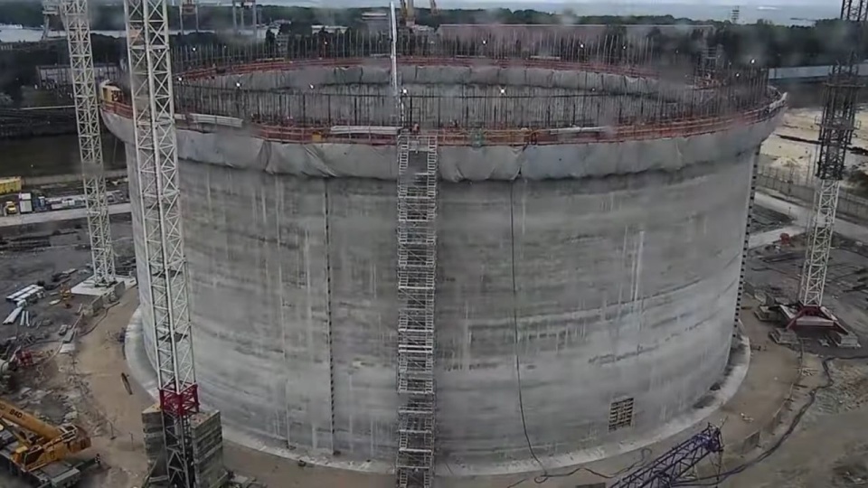Time-lapse z budowy ściany zbiornika na gaz ziemny. źródło: https://www.youtube.com/watch?v=UxdOeByvuKw