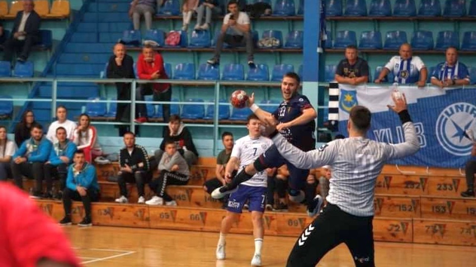 Siódemka trenera Rafała Białego przegrała w sobotę z zespołem Grupa Azoty Unia Tarnów 21:27, choć do przerwy prowadziła 13:11. źródło: https://www.facebook.com/sandraspapogonszczecin