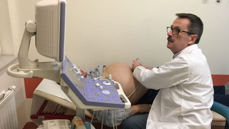dr Tomasz Lipiński podczas badania ultrasonograficznego odcinka aorty. Fot. Szpital Wojewódzki w Szczecinie