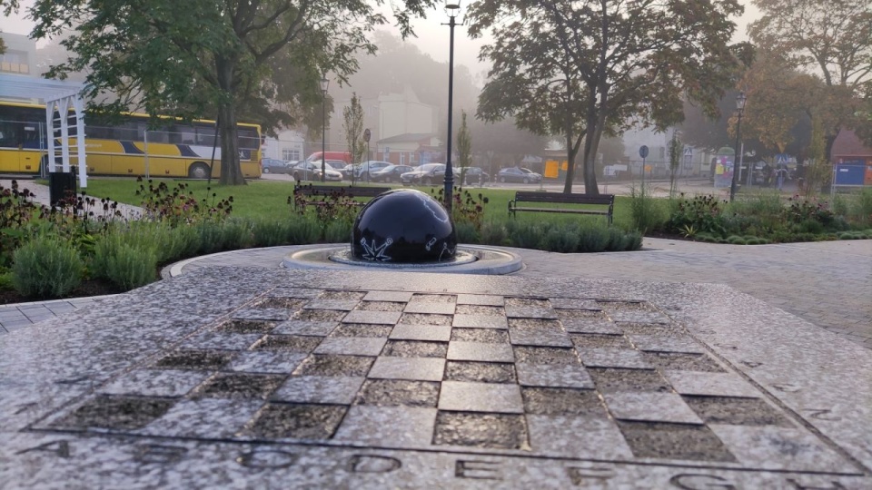 Centrum zrewitalizowanego Placu stanowi fontanna-globus. źródło: Gmina Połczyn-Zdrój