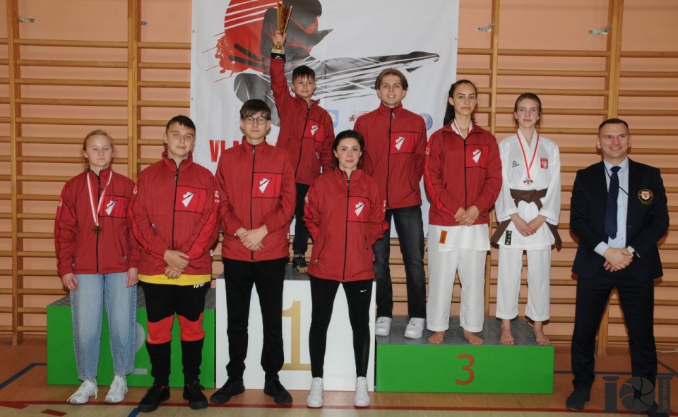 Drużyna Bushikanu z pucharem dla Najlepszego Klubu na Mistrzostwach Polski UWK w Witkowie. Fot. Klub Karate Bushikan / Igor Induła