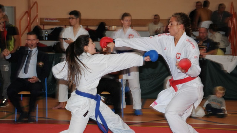 W finałowej walce kumite seniorek na Mistrzostwach Polski spotkały się dwie Mistrzynie Świata - Natalia Leśniak (Bushikan Szczecin) i Aleksandra Zgórecka (Raion Giecz). Fot. Klub Karate Bushikan / Igor Induła