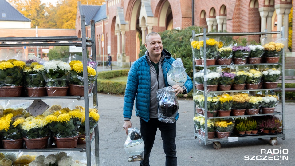 Mieszkańcy porządkują groby, kupują kwiaty i znicze. Największego ruchu sprzedawcy spodziewają się w weekend. Fot. Robert Stachnik [Radio Szczecin]