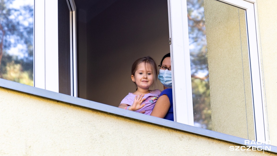 Martynka - dla swojego bezpieczeństwa - nie mogła przyjąć gości w swojej szpitalnej sali, ale pomachała im przez okno. Fot. Robert Stachnik [Radio Szczecin]