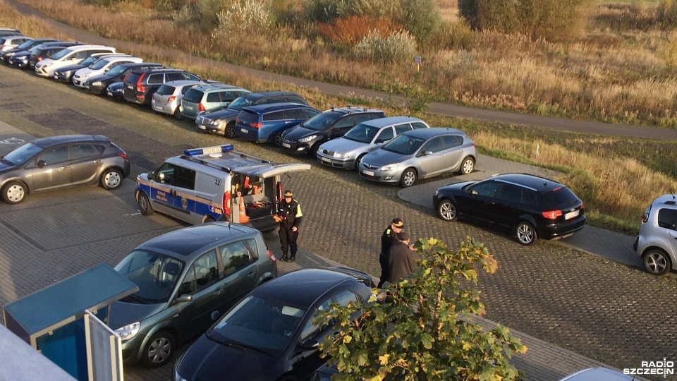 W sumie ukarano ośmiu kierowców, którzy zaparkowali na chodniku tuż przy kładce, która prowadzi na przystanek tramwajowy. Fot. Sławomir Orlik [Radio Szczecin]