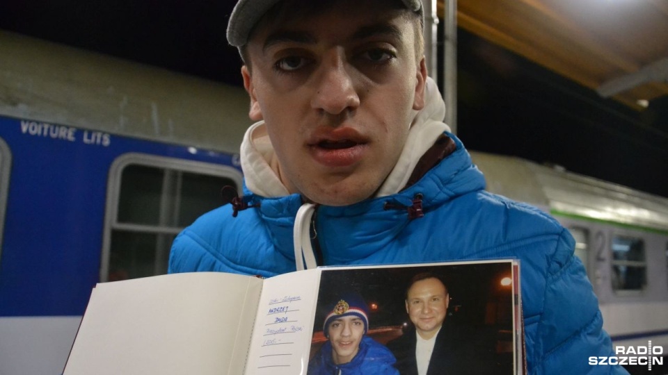 Jego hobby to odwiedzanie polityków i samorządowców, z którymi robi sobie zdjęcia i zbiera w specjalnych albumach. Fot. Przemysław Polanin [Radio Szczecin]